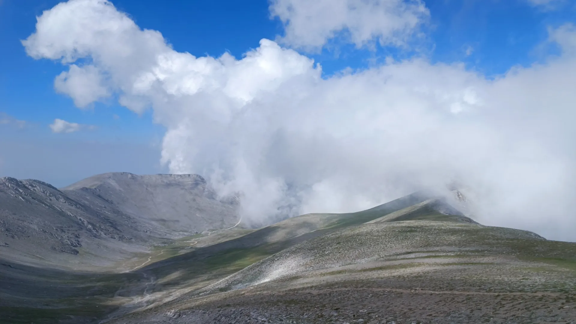 Beginner-friendly trail on Mount Olympus leading towards the refuges